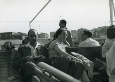 Människor på en bänk i Italien, 1955