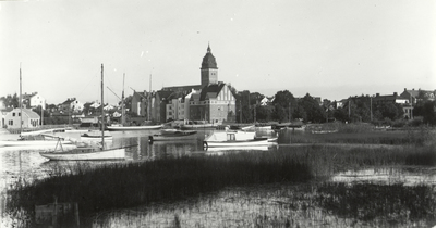 Västerviken som båthamn efter bankhusens färdigställande i Strängnäs 1916.
