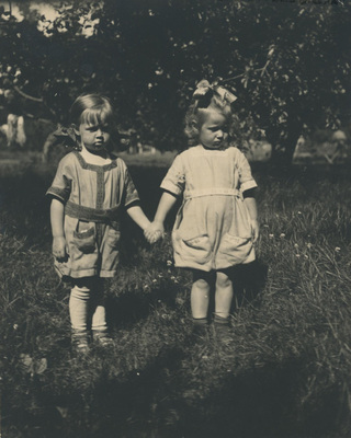 Två flickor på en gräsmatta