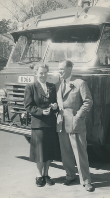 Eivor Gemzell vid en buss, 1940-tal