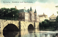 Färglagt vykort, gamla stadsbron och sparbankshuset i Nyköping, tidigt 1900-tal