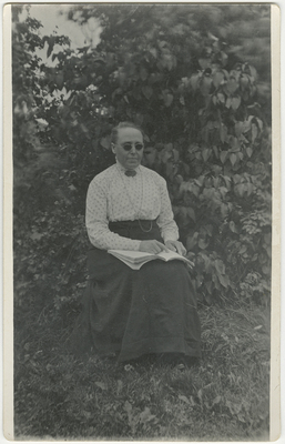 Porträtt på kvinna med solglasögon