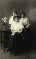 Porträttfoto av tre unga kvinnor