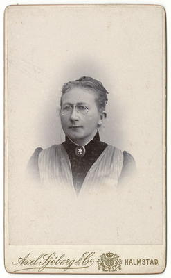 Visitkort, äldre kvinna, har tillhört konstnären Bodil Güntzel, 1890-tal
