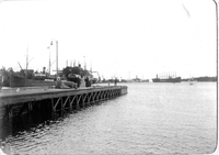 Ångbåtsbryggan i Oxelösunds (?) hamn, malmfartyg och skärgårdsbåt