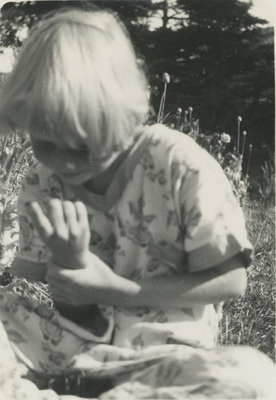 Ingrid Liljekvist i gräset, år 1932