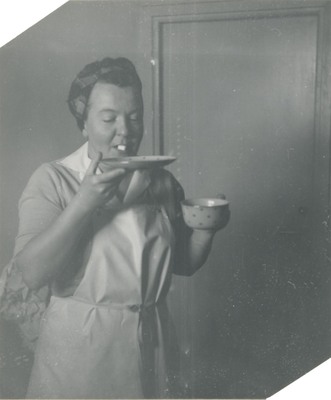 Eivor Gemzell dricker kaffe, 1950-tal