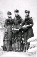 Tre kvinnor fotograferade i snöfall