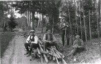 Gärdsgårdstäppning vid Edstorp i Råby-Rönö, John Lindkvist, Martin och Georg Åkerman på 1920-talet