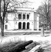 Nyköpings Teater på Teatertorget (Teaterparken) i Nyköping. Foto 1950