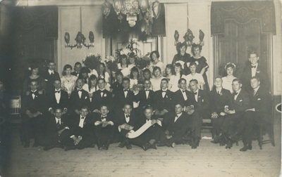 Gruppfoto på ungdomar i en samlingslokal