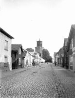 Hospitalsgatan med lekande barn, i Nyköping, tidigt 1900-tal