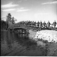 Björkvik får bro byggd av bockar, foto 1954.