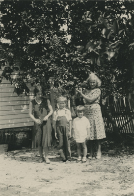 Gruppfoto i en trädgård
