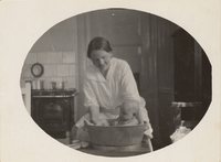 Helga Segerberg med sin nyfödda dotter Thorun, 1923