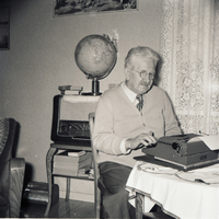 Robert Johnson vid skrivmaskinen, 1950-tal
