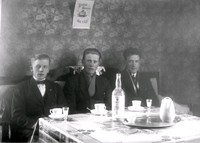 Tre unga män med kaffe och brännvin, Anderslund i Husby-Oppunda socken