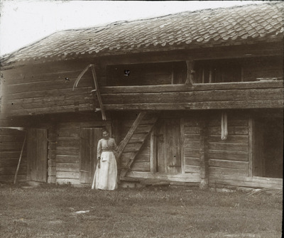 Kvinna vid loftbod, Långängen i Nykvarn, ca 1900