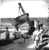 Björkvik får bro byggd av bockar, foto 1954