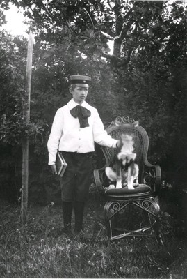 Skolgossen Filip Wallin (f. 1892) med hund, 1900-tal