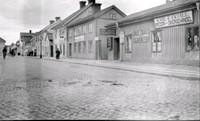 Järnvägstorget utmed Fruängsgatan i Nyköping år 1915