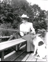 Kvinna som fiskar, tillsammans med en hund