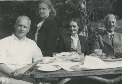 Einar, Gertrud, Hilma och Victor Höglund vid ett fikabord