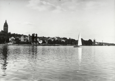 Strängnäs. Foto från båt mot Norra Strandvägssidan.