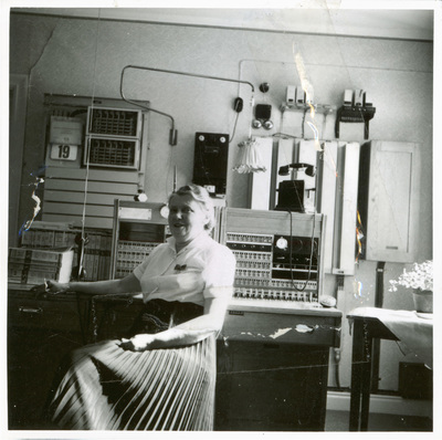 Maria Eriksson vid telefonväxeln 1955