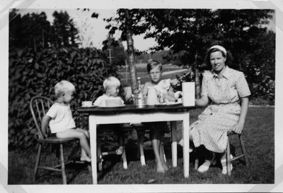 Fika hos familjen Blomberg i Råby ca 1948