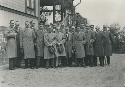 Gruppfoto framför byggnad