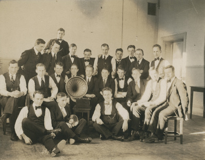 Gruppfoto kring en grammofon