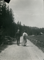 Gösta (Bernhard Österman) och Greta med Göstas käpp på hemväg till hotellet i Karersee, augusti 1905