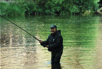 Pentti Kosonen fiskar i Nyköpingsån 1998