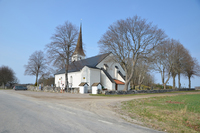 Aspö kyrka och kyrkogård sedd från sydost .