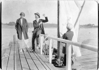 Sällskap på båtbrygga i Oxelösund, tidigt 1900-tal