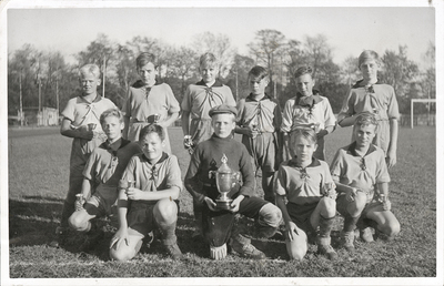 Västra skolans fotbollslag på Folkungavallen i Nyköping år 1939