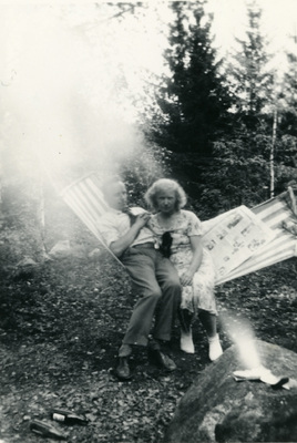 Einar och Gertrud Höglund i en hängmatta