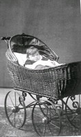Barn i flätad barnvagn, 1800-talets slut