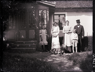 Familjefoto framför bostadshus