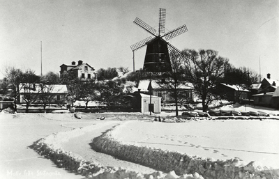 Vinterbild av Kvarnbacken i Strängnäs omkring 1950