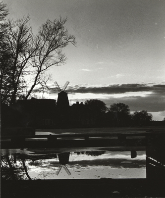 Kvarnbacken i Strängnäs omkr. 1960 i kvällsljus