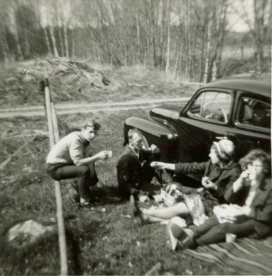 Picknick framför bilen, våren 1965