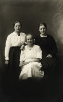 Porträttfoto av tre unga kvinnor