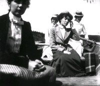 Fyra unga kvinnor i roddbåt, 1890-tal
