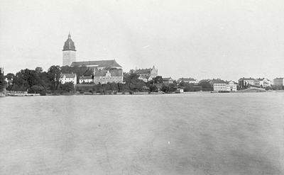 Strängnäs östra strandsida, sedd från Djäkneholmen.