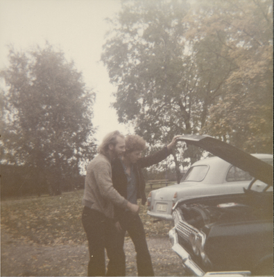 Benneth och Affe försöker reparera en bil år 1973