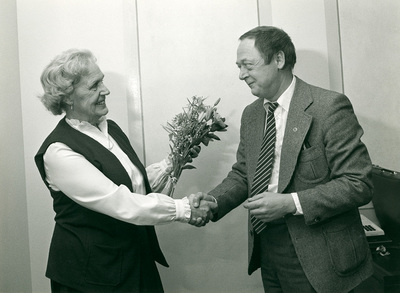 Ingeborg Eriksson avtackas från Saab-ana i Nyköping år 1985