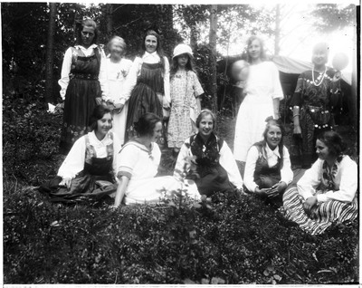 Gruppfoto på flickor i skogen