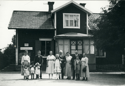 Tre familjer framför Överås Handel.